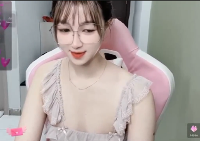 Em vy mmlive vú to bướm hồng múp